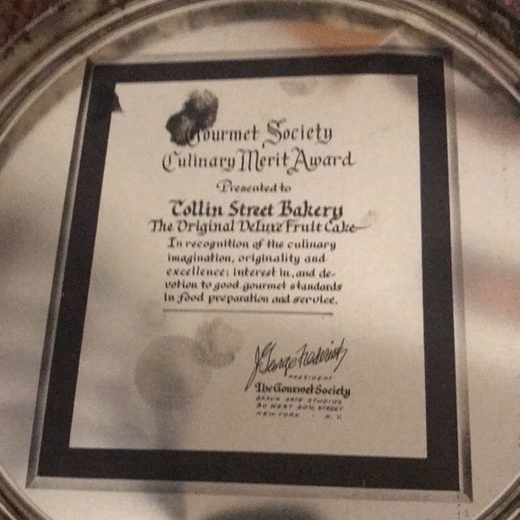 Vintage 1940s, 1950s and 1960s Decorative Christmas Metal Tins. Set of 3 - Picture 13 of 13